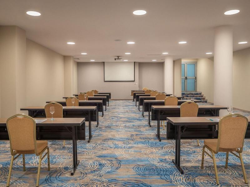Le Meridien Lav Split image