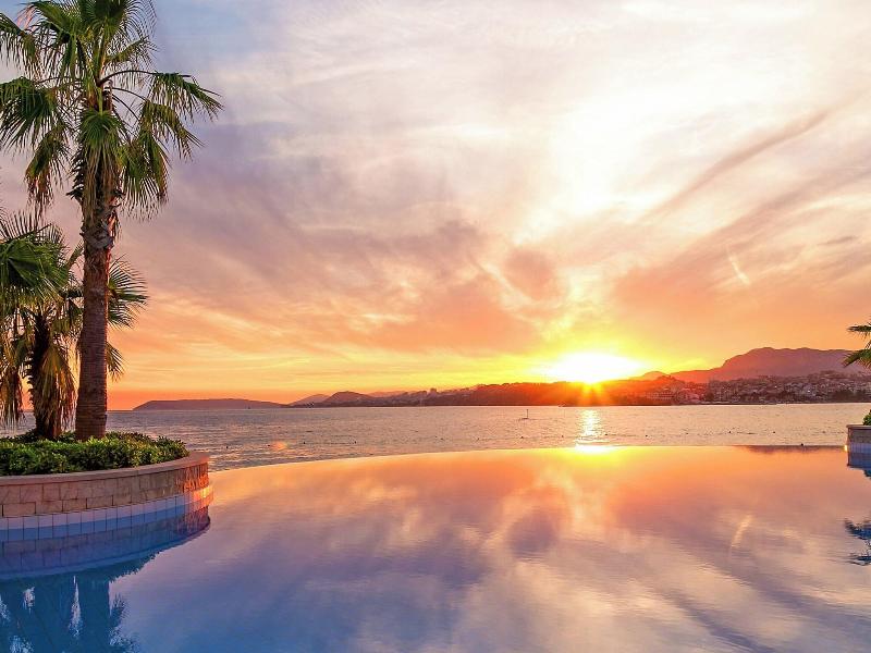 Le Meridien Lav Split image
