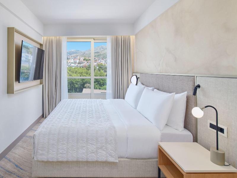 Le Meridien Lav Split image