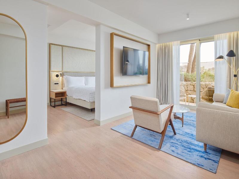Le Meridien Lav Split image