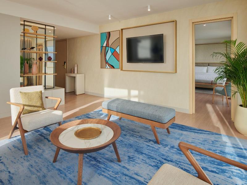 Le Meridien Lav Split image