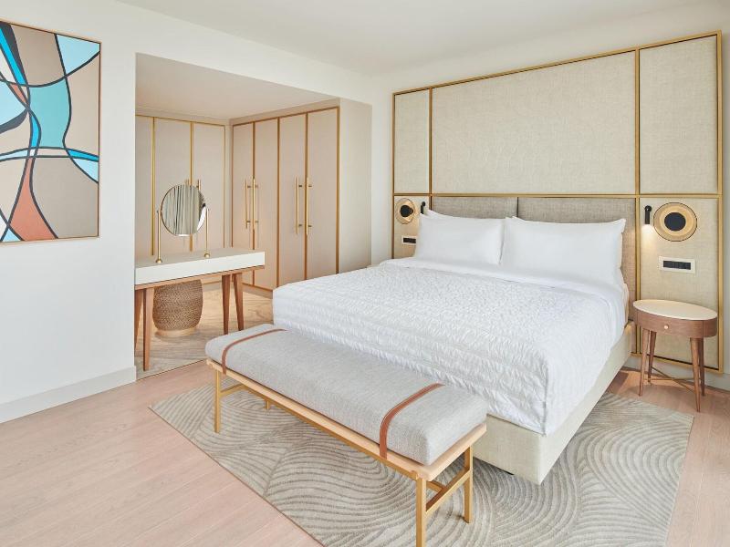 Le Meridien Lav Split image