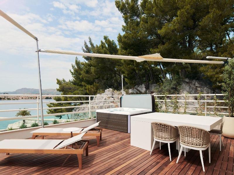 Le Meridien Lav Split image