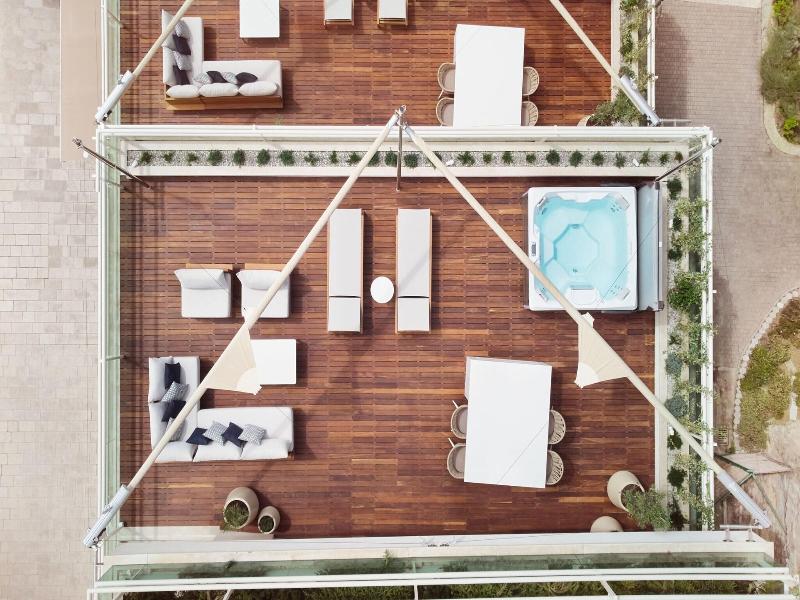 Le Meridien Lav Split image