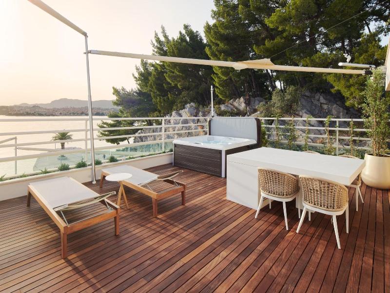 Le Meridien Lav Split image