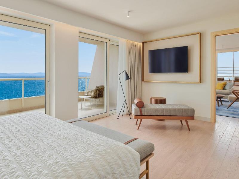 Le Meridien Lav Split image