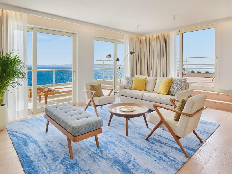 Le Meridien Lav Split image
