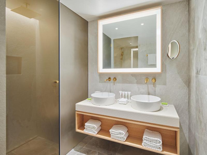 Le Meridien Lav Split image