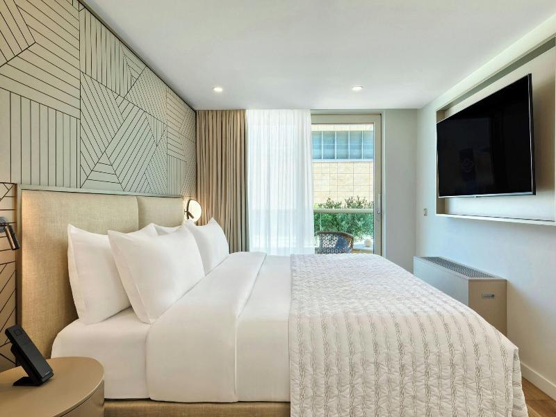 Le Meridien Lav Split image