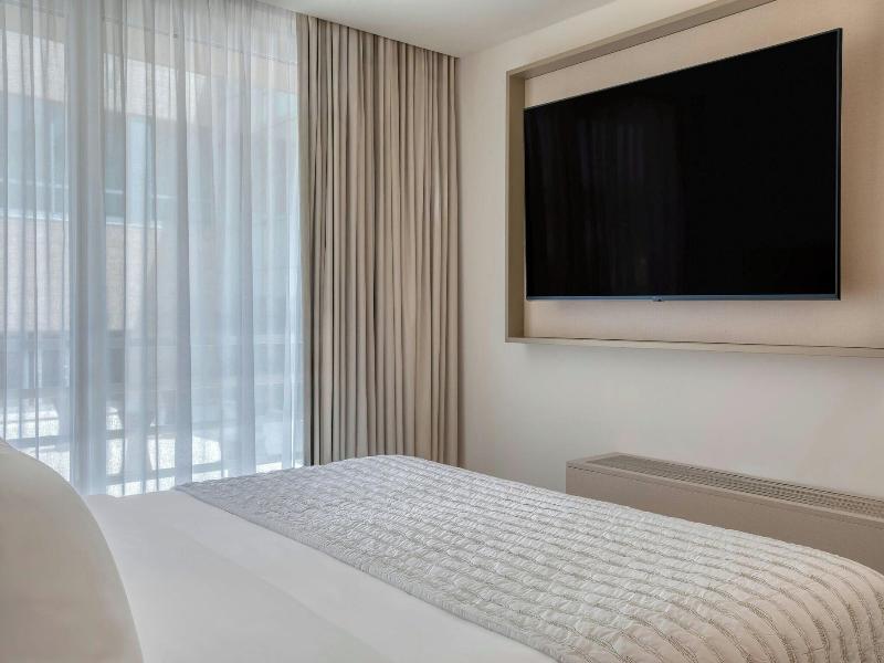 Le Meridien Lav Split image