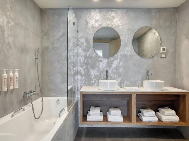 Le Meridien Lav Split image