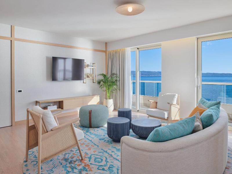 Le Meridien Lav Split image
