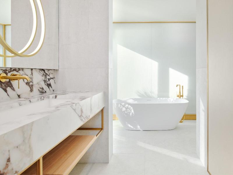 Le Meridien Lav Split image