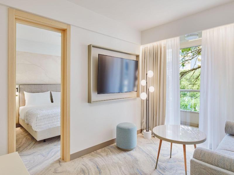 Le Meridien Lav Split image