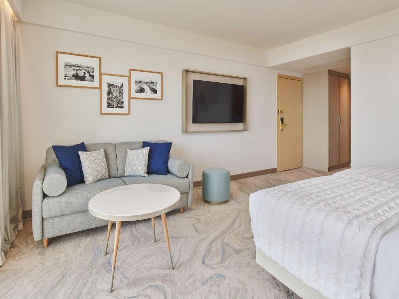 Le Meridien Lav Split image