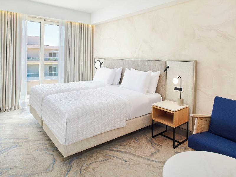 Le Meridien Lav Split image