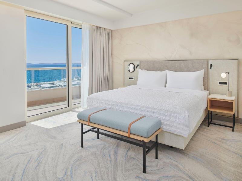 Le Meridien Lav Split image
