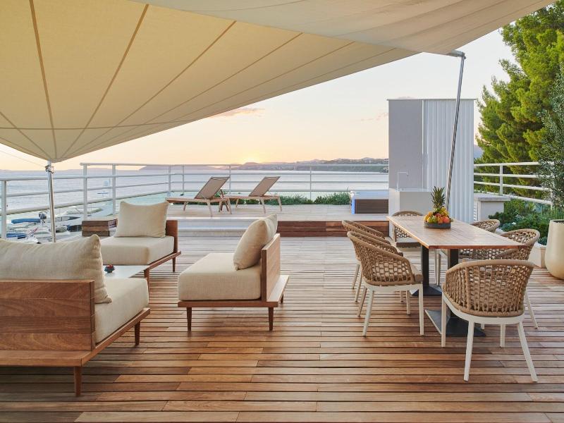 Le Meridien Lav Split image
