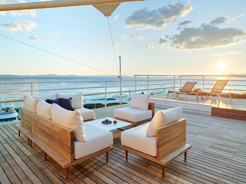 Le Meridien Lav Split image