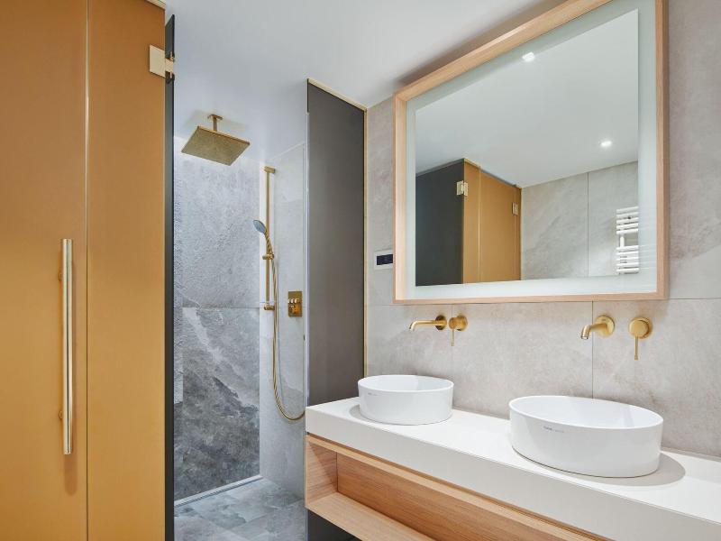 Le Meridien Lav Split image