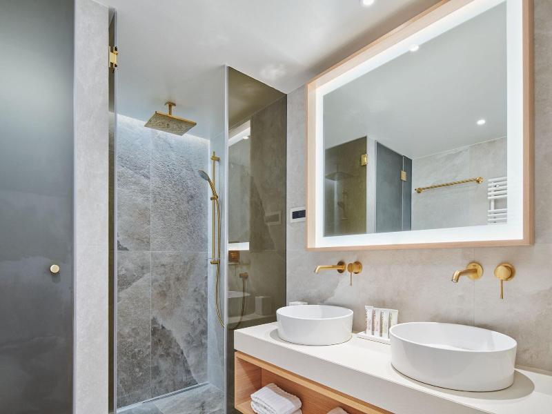 Le Meridien Lav Split image