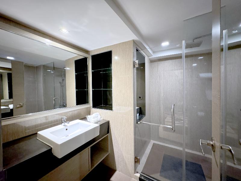 Ramada by Wyndham Bangkok Sukhumvit 11 image