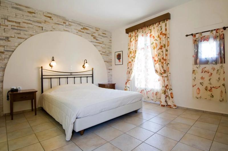 Naxos Palace image