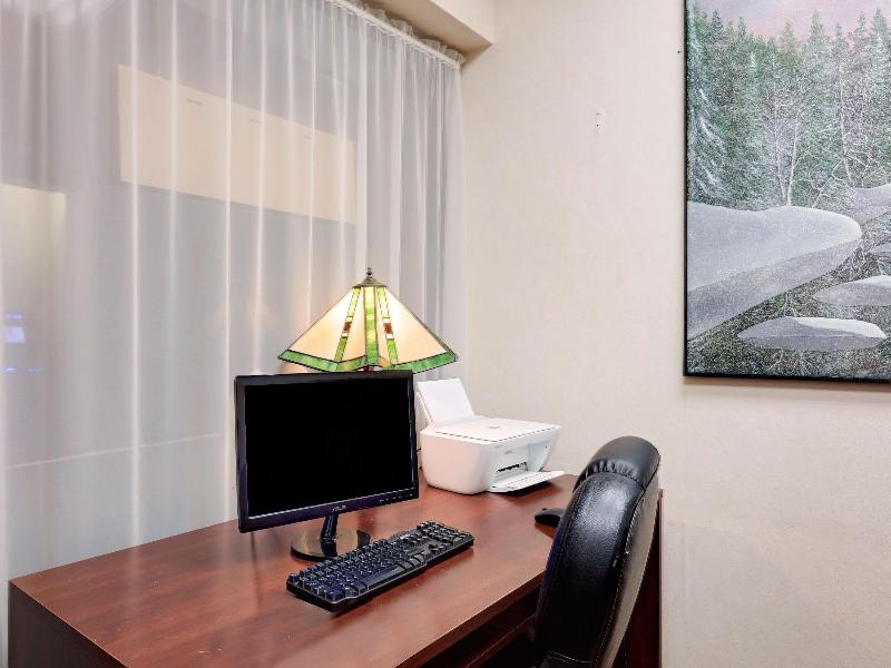 Ramada by Wyndham Pinewood Park Resort North Bay image
