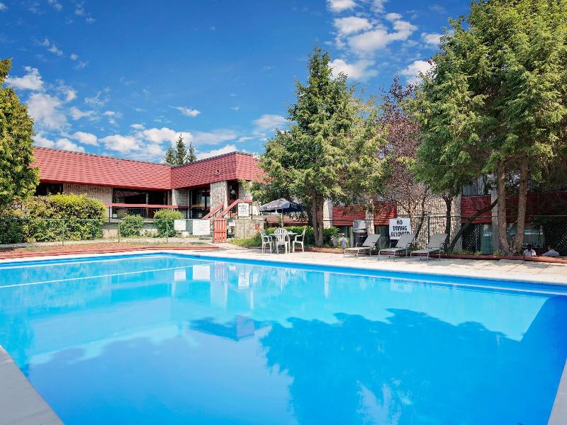 Ramada by Wyndham Pinewood Park Resort North Bay image