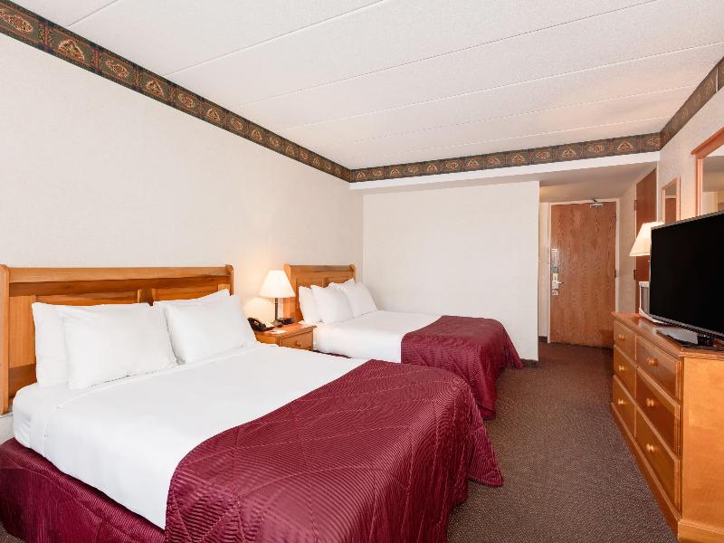 Ramada by Wyndham Pinewood Park Resort North Bay image