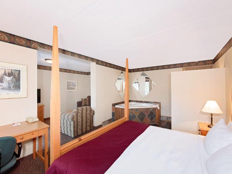 Ramada by Wyndham Pinewood Park Resort North Bay image