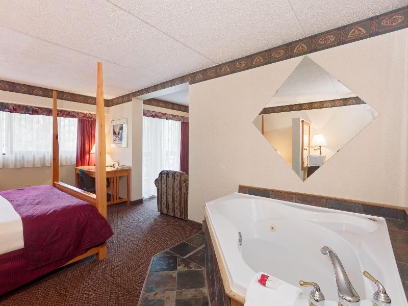 Ramada by Wyndham Pinewood Park Resort North Bay image