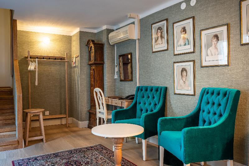 Lady Hamilton Hotel
