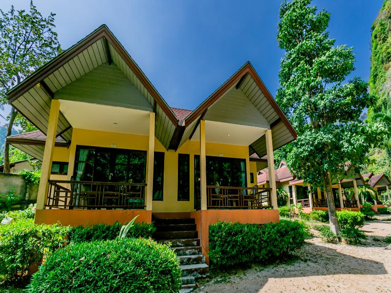 Tonsai Bay Resort — exterior view