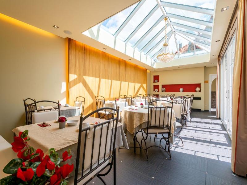 The Black Swan Hotel image