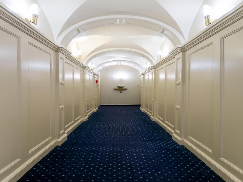 The Black Swan Hotel image
