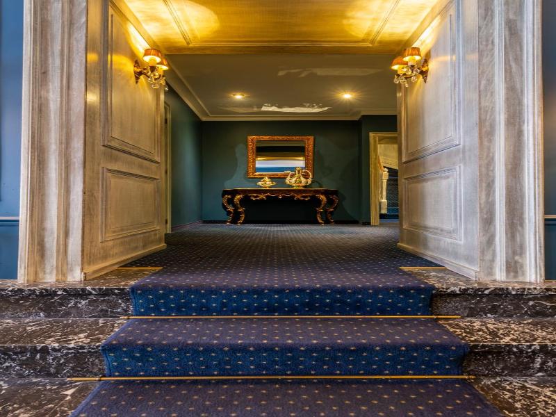 The Black Swan Hotel image