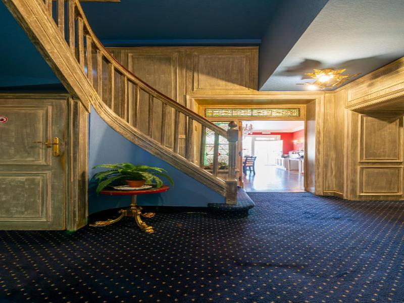 The Black Swan Hotel image