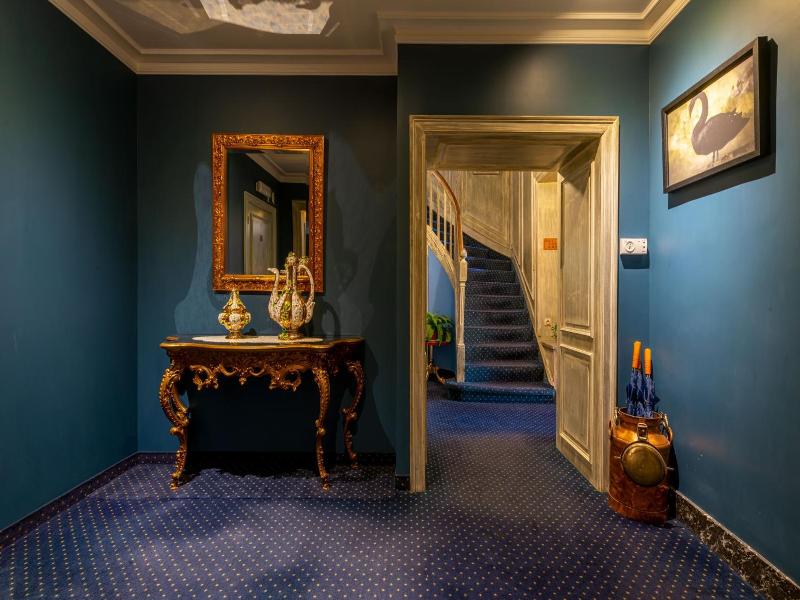 The Black Swan Hotel image