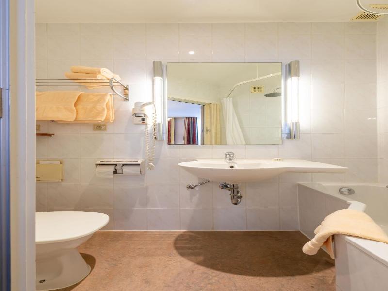 The Black Swan Hotel image