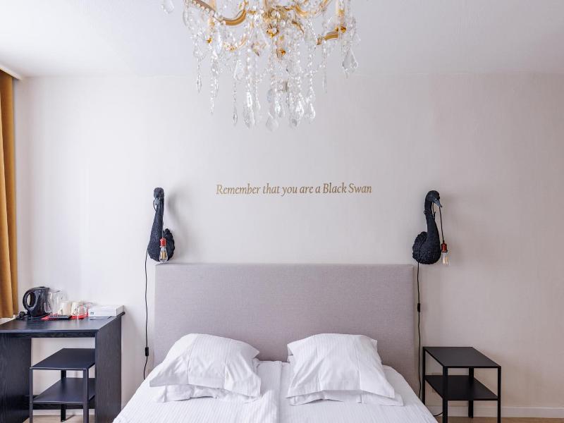 The Black Swan Hotel image