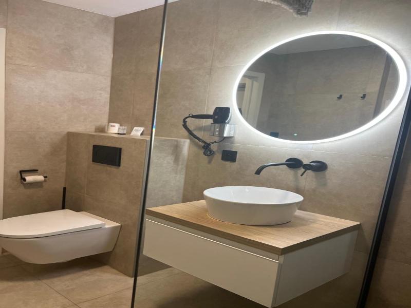 The Black Swan Hotel image
