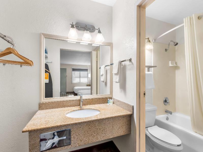 Quality Inn & Suites Lake Havasu City image
