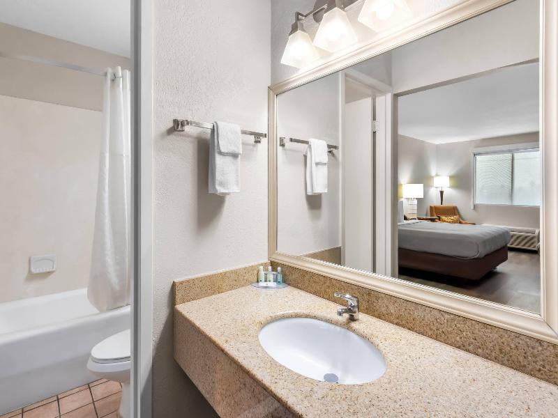 Quality Inn & Suites Lake Havasu City image