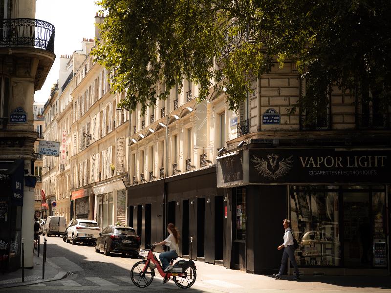9hotel Republique image