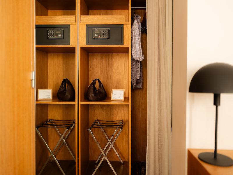 9hotel Republique image