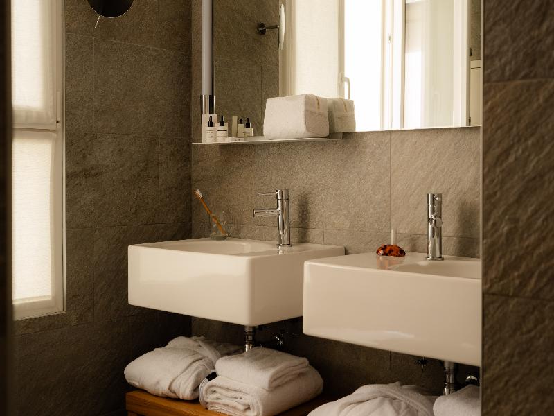 9hotel Republique image
