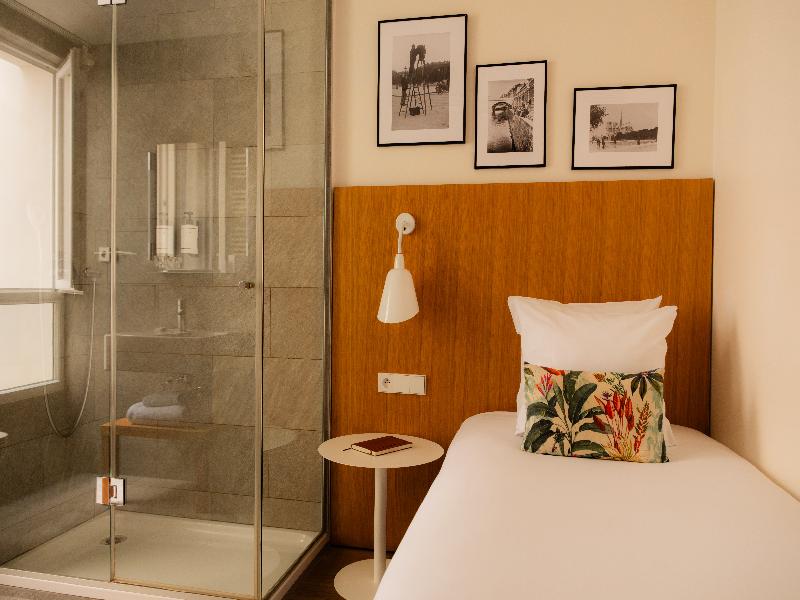 9hotel Republique image