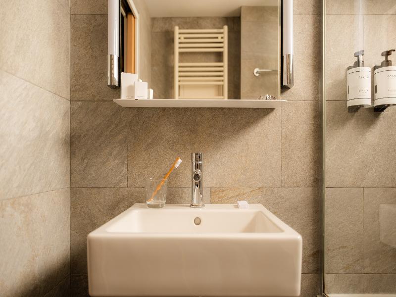9hotel Republique image