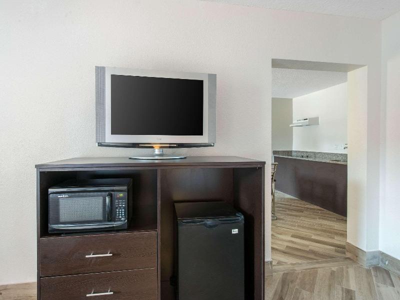Clarion Inn & Suites Kissimmee Lake Buena Vista S image